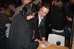 Archivo:Giorgi Latsabidze signing CDs after the given recital at St. John's Smith Square Concert Hall in London