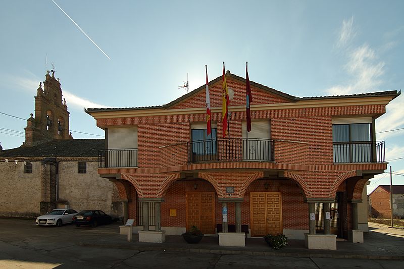 Gomezserracín, Ayuntamiento