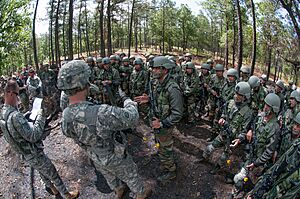 Archivo:Indian Army soldiers and U.S. Army paratroopers evaluate a recently concluded simulated combat patrol at Fort Bragg, N.C.