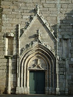 Le portail ouest de l'église de Montournais..JPG