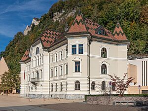 Archivo:Liechtenstein asv2022-10 img23 Vaduz Regierungsgebäude