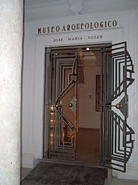 Archivo:Museo Arqueológico de Villena. Puerta de entrada