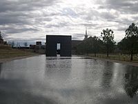 Archivo:Oklahoma City National Memorial Reflecting Pool and Gates of Time