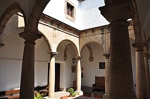 Archivo:Palacio de las Veletas, patio, Cáceres