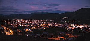 Archivo:Panorámica nocturna de la ciudad 