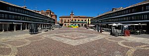 Archivo:Panoramica de la Plaza Mayor de Almagro