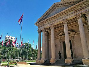 Archivo:Panteón nacional de los Héroes - Paraguay