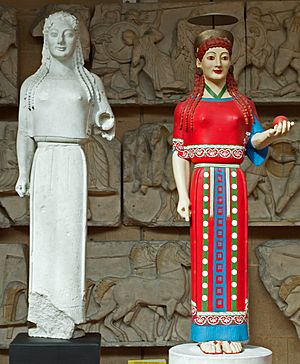 Archivo:Peplos Kore, cast and reconstruction, Cambridge Museum of Classical Archaeology, 154248