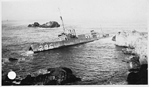 Archivo:Point Honda shipwreck site September 8, 1923, Santa Barbara Co., California. U.S.S. Chauncey as she stands today.... - NARA - 295449