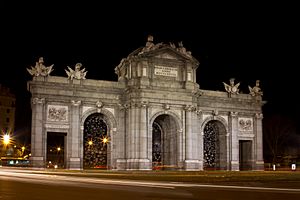 Archivo:Puerta de Alcalá - 06