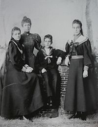 Archivo:Queen Maria cristina with her three children