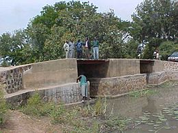Archivo:Rebuilt bridge on Bragoto River