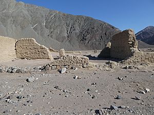 Archivo:Ruinas de "Puquios", que fue un poblado minero de la Región de Atacama. Chile