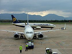 Archivo:Ryanair planes at Girona Airport
