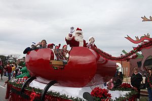 Archivo:Santa Claus is coming to town, Marines, Santa march down street in Morehead City Christmas Parade 111210-M-EY704-273