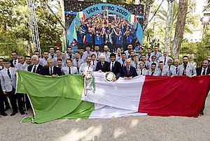 Archivo:Sergio Mattarella meets Italy national football team and Matteo Berrettini (12 July 2021) 01