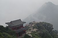 Archivo:Taishan - cliff and peak