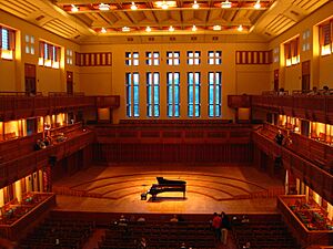 Archivo:Tanglewood OzawaHall July 2009