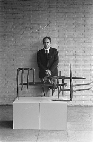 Archivo:Tentoonstelling van de Spaanse kunstenaar Eduardo Chillida in Stedelijk Museum A, Bestanddeelnr 922-3405