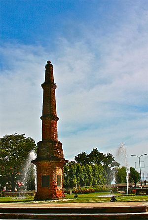 Archivo:The Tobacco Monument, Laoag