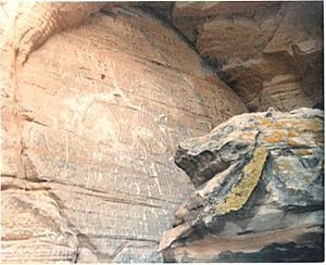 Archivo:ThunderBird Rock Carved Petroglyph at Twin Buffs