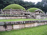 Archivo:Tomb at Kaesong (5063812324)