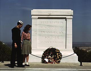 Archivo:Tomb of the Unknowns, with U.S. Navy sailor and woman, May 1943
