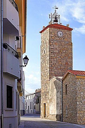 Archivo:Torre en Ledrada desde el callejón