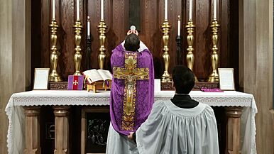 Archivo:Traditional Latin Mass - Elevation
