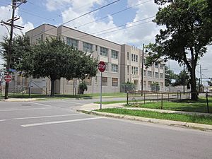 Archivo:William Franz Elemetary School NOLA Pauline Galvez 2