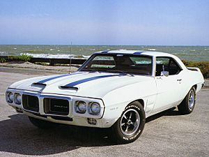 Archivo:1969 Pontiac Firebird Trans Am Polar White Frt Qtr