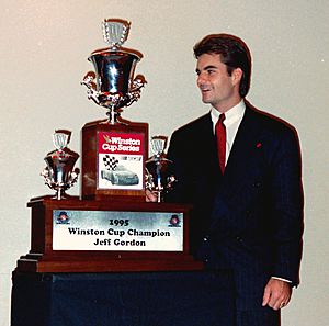 Archivo:1995WinstonCupTrophyChampionJeffGordon