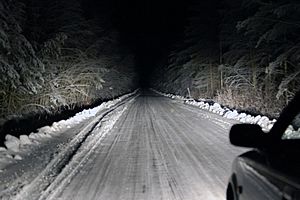 Archivo:2005 winter road full beam and extra lights