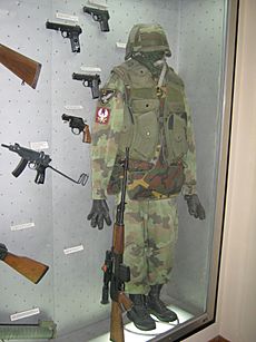 Archivo:72nd Special Brigade equipment 1999, Belgrade Military Museum 
