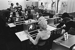 Archivo:Aardrijkskundeles met de computer, Bestanddeelnr 932-5540