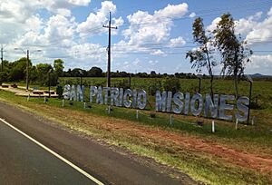 Archivo:Acceso a San Patricio por la Ruta PY01
