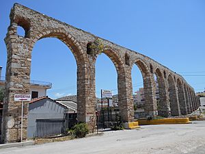 Archivo:Acueducto romano (Calcis, isla de Eubea).