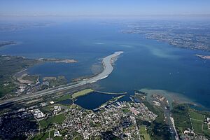 Archivo:Aerial image of the mouth of the Rhine into Lake Constance