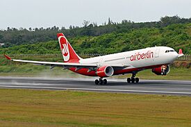 Air Berlin Airbus A330-200 Prasertwit-1.jpg