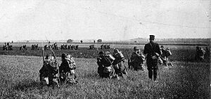 Anonymes 14 - Bataille de la Marne - Attente avant la charge en plaine de Chaintrix - 4 Septembre 1914 (8220543916).jpg