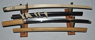 Archivo:Antique Japanese (samurai) katana