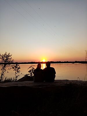 Archivo:Atardecer frente al río Paraguay