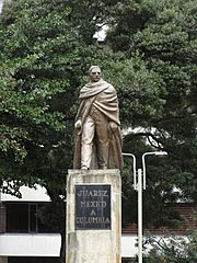Archivo:Benito Juárez, escultura en Bogotá