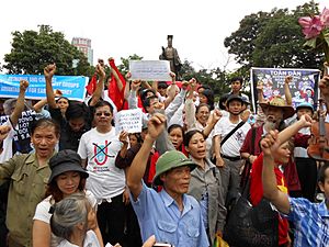 Archivo:Biểu tình phản đối Trung Quốc tại Hà Nội sáng 8.7.2012