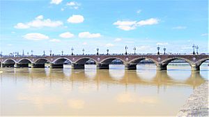 Archivo:Bordeaux, Le pont de Pierre sur la Garonne