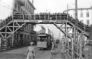 Archivo:Bundesarchiv Bild 101I-133-0703-20, Polen, Ghetto Litzmannstadt, Brücke