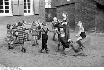 Bundesarchiv Bild 194-0191-38, Kindergarten, Kinderheim