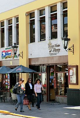 Archivo:Cafes, San Francisco, Arequipa