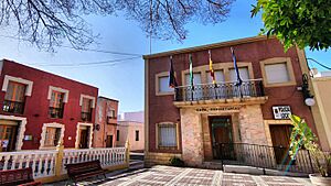 Archivo:Casa Consistorial y Plaza de la Constitución de Rioja, en Almería (España)