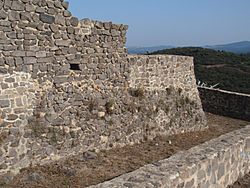 Archivo:Castell de Torcafelló Muralles 2